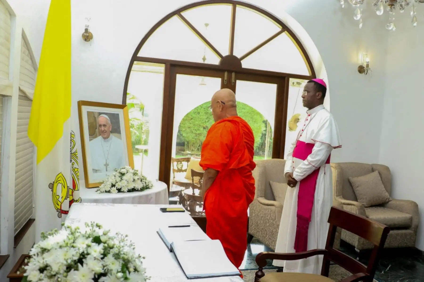 El monje budista Banagala Upatissa, llega para firmar un libro de condolencias tras la muerte del Papa Francisco, mientras el arzobispo del Vaticano, Brian Udaigwe, lo espera en la Nunciatura Apostólica en Sri Lanka. Foto: AFP