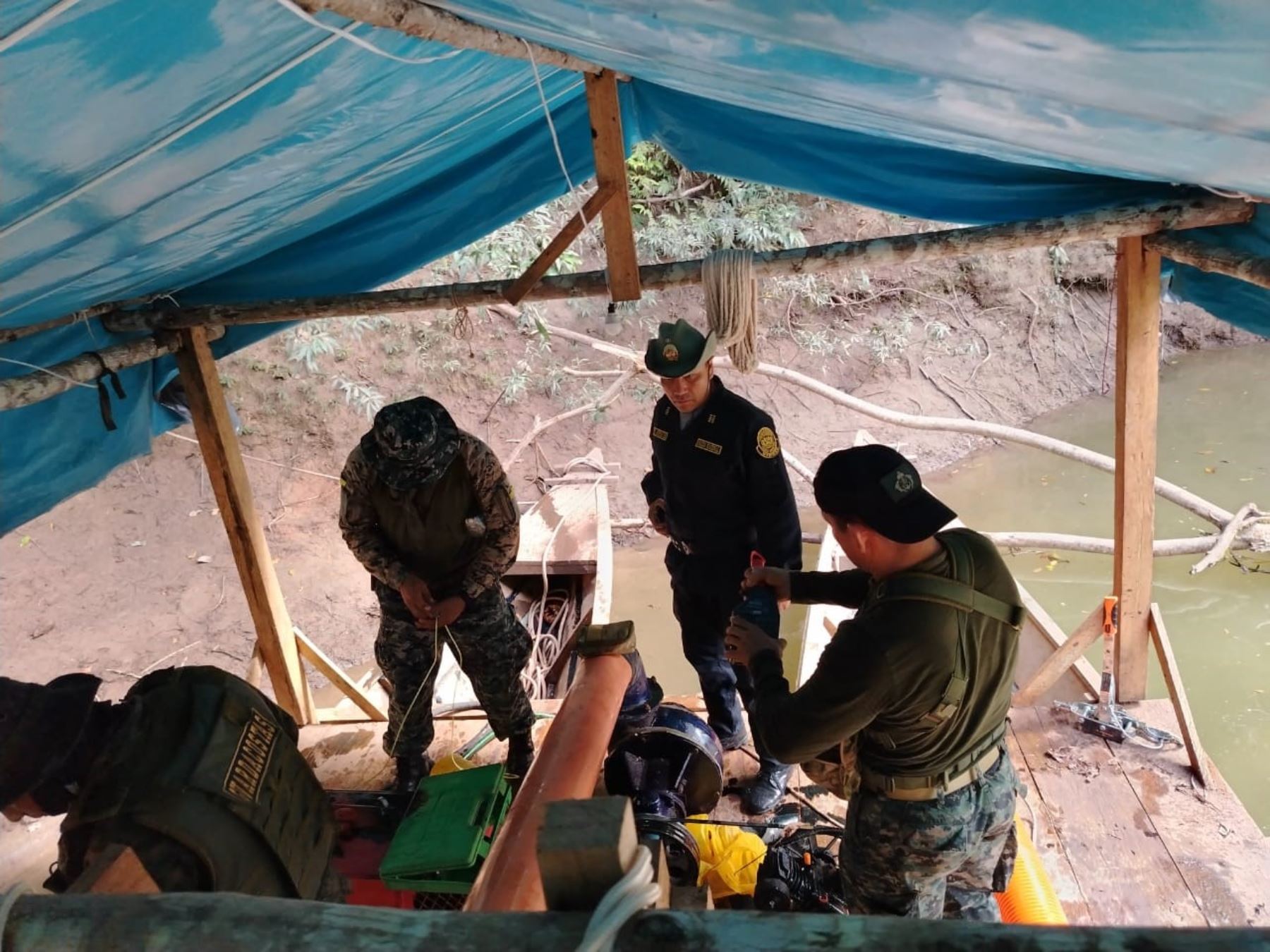 Miembros de la Marina de Guerra del Perú ejecutaron operativo contra la minería ilegal en el río Ucayali. La intervención se efectuó en el distrito de Curimaná, provincia de Padre Abad, región Ucayali. Foto: ANDINA/difusión.