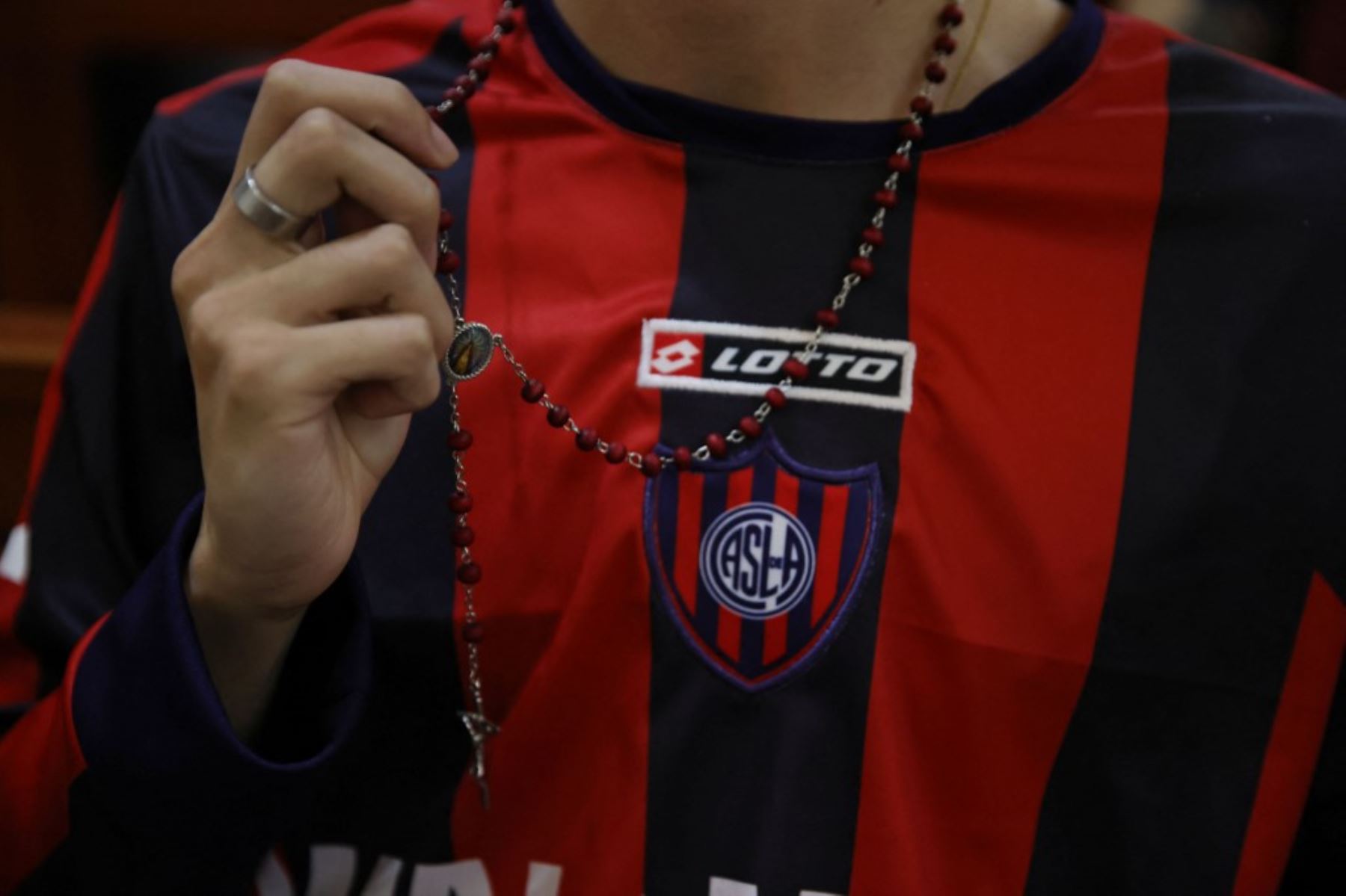 Hinchas del club de fútbol San Lorenzo de Almagro asisten a una misa en memoria del fallecido Papa Francisco en el Oratorio San Antonio, lugar de fundación del club, en Buenos Aires. El fallecido Papa Francisco, Jorge Bergoglio, fue hincha y socio número 88235 del club de fútbol argentino San Lorenzo. Foto: AFP