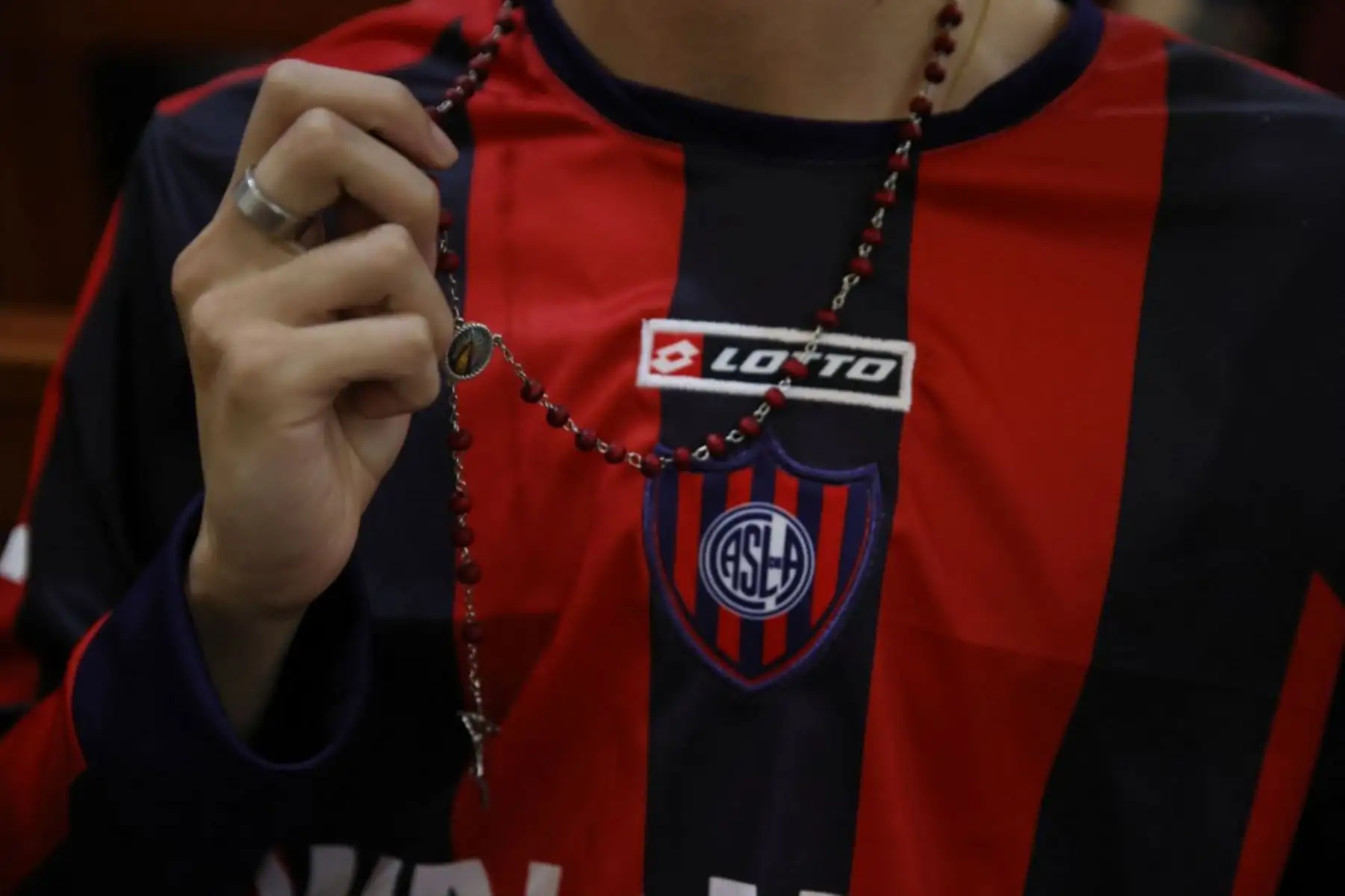 Hinchas del club de fútbol San Lorenzo de Almagro asisten a una misa en memoria del fallecido Papa Francisco en el Oratorio San Antonio, lugar de fundación del club, en Buenos Aires. El fallecido Papa Francisco, Jorge Bergoglio, fue hincha y socio número 88235 del club de fútbol argentino San Lorenzo. Foto: AFP