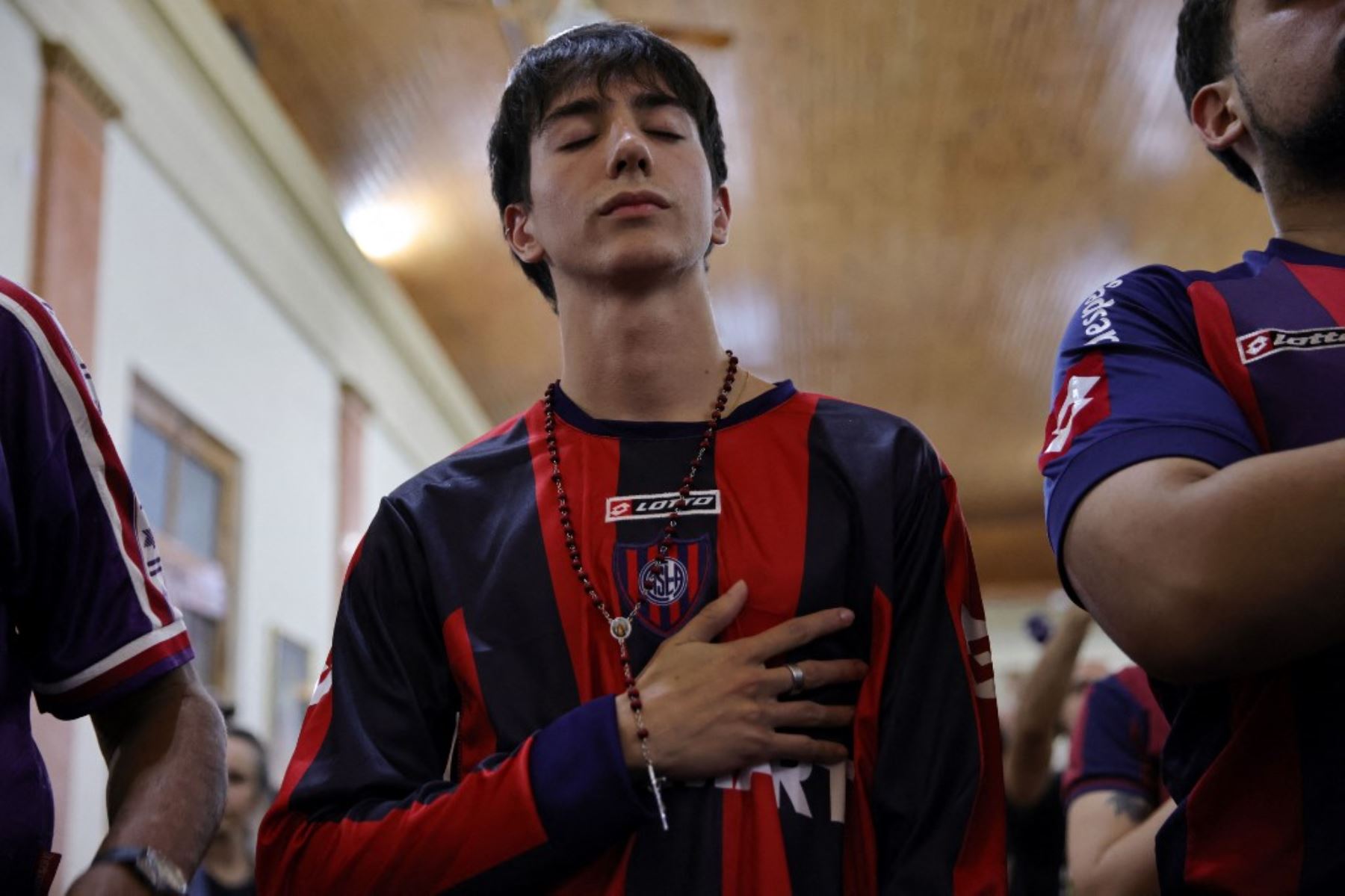 Hinchas del club de fútbol San Lorenzo de Almagro asisten a una misa en memoria del fallecido Papa Francisco en el Oratorio San Antonio, lugar de fundación del club, en Buenos Aires. El fallecido Papa Francisco, Jorge Bergoglio, fue hincha y socio número 88235 del club de fútbol argentino San Lorenzo. Foto: AFP