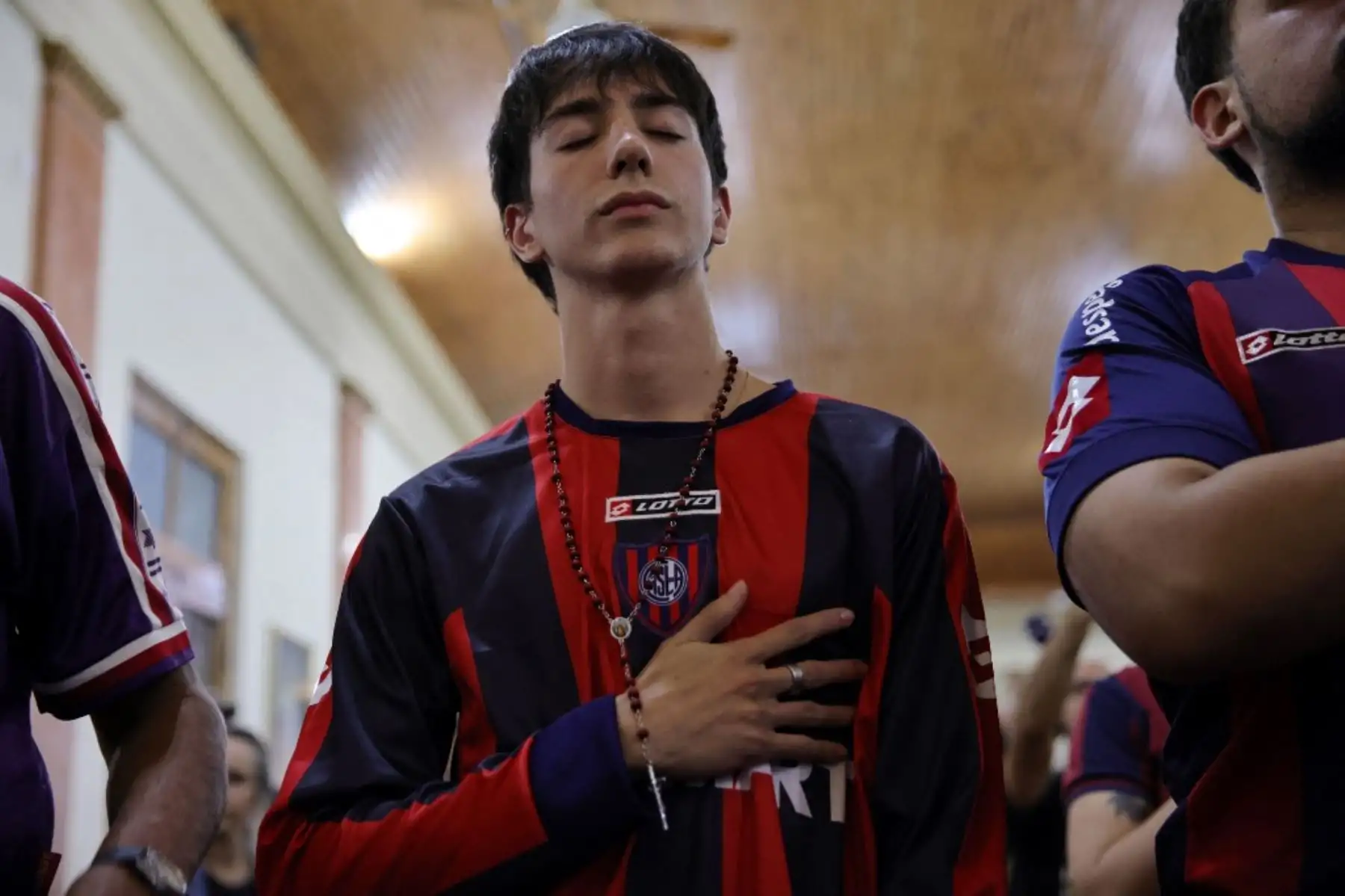 Hinchas del club de fútbol San Lorenzo de Almagro asisten a una misa en memoria del fallecido Papa Francisco en el Oratorio San Antonio, lugar de fundación del club, en Buenos Aires. El fallecido Papa Francisco, Jorge Bergoglio, fue hincha y socio número 88235 del club de fútbol argentino San Lorenzo. Foto: AFP