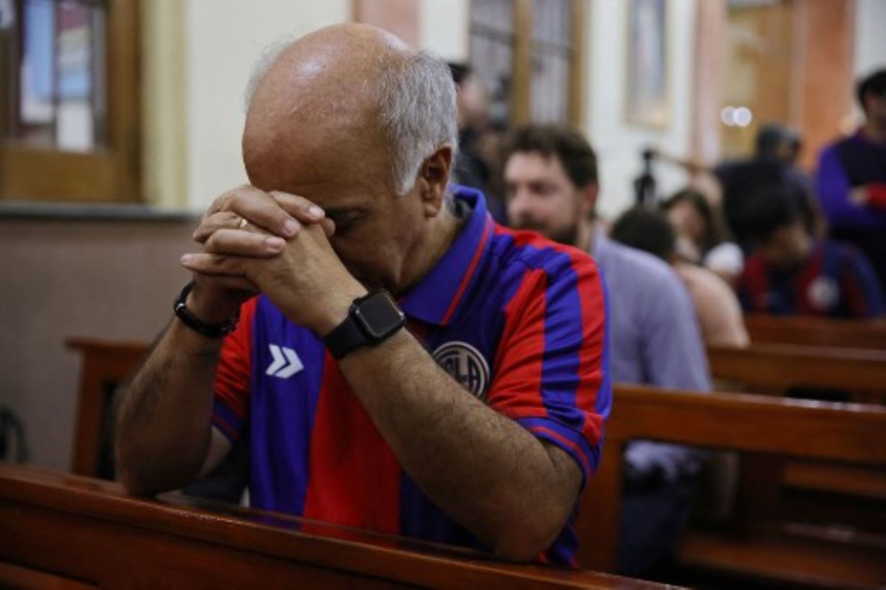 Hinchas del club de fútbol San Lorenzo de Almagro asisten a una misa en memoria del fallecido Papa Francisco en el Oratorio San Antonio, lugar de fundación del club, en Buenos Aires. El fallecido Papa Francisco, Jorge Bergoglio, fue hincha y socio número 88235 del club de fútbol argentino San Lorenzo. Foto: AFP