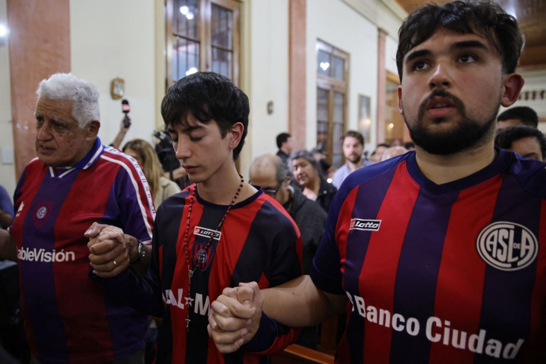Hinchas del club de fútbol San Lorenzo de Almagro asisten a una misa en memoria del fallecido Papa Francisco en el Oratorio San Antonio, lugar de fundación del club, en Buenos Aires. El fallecido Papa Francisco, Jorge Bergoglio, fue hincha y socio número 88235 del club de fútbol argentino San Lorenzo. Foto: AFP