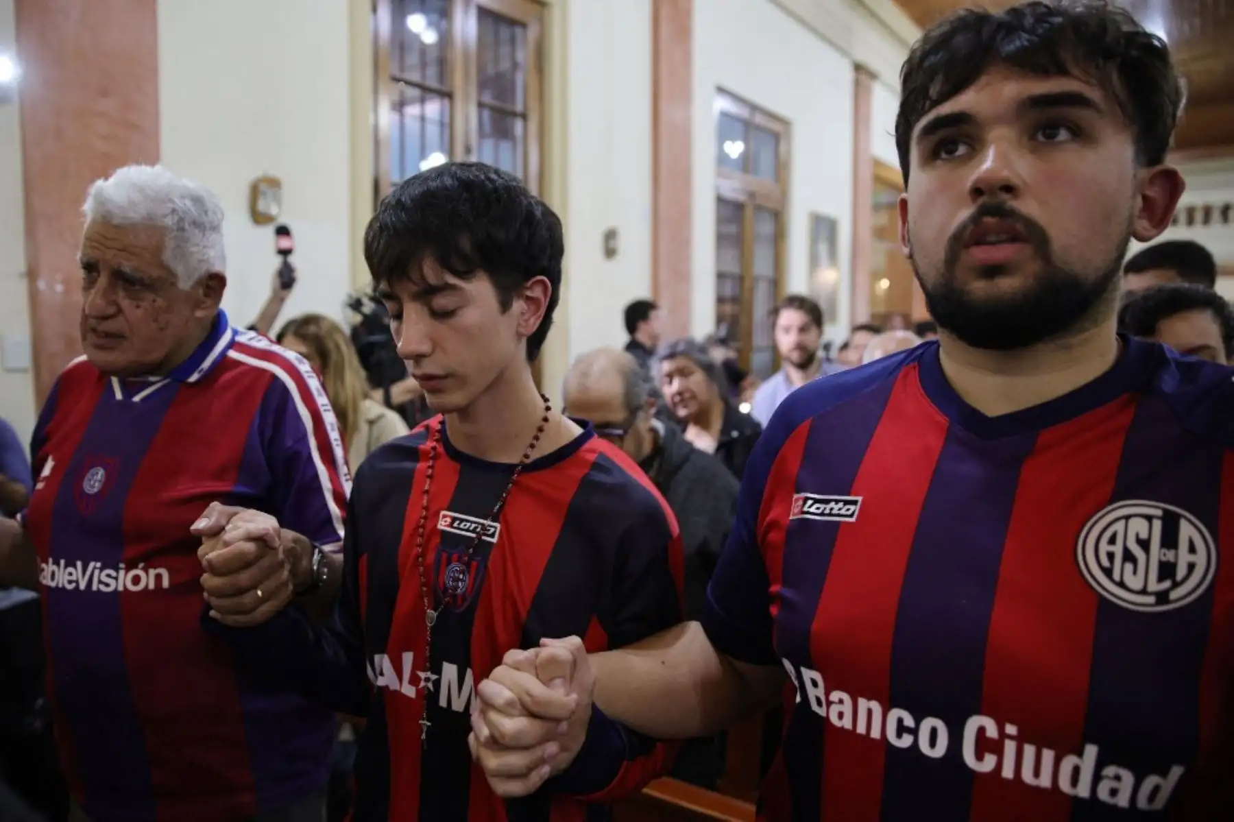 Hinchas del club de fútbol San Lorenzo de Almagro asisten a una misa en memoria del fallecido Papa Francisco en el Oratorio San Antonio, lugar de fundación del club, en Buenos Aires. El fallecido Papa Francisco, Jorge Bergoglio, fue hincha y socio número 88235 del club de fútbol argentino San Lorenzo. Foto: AFP