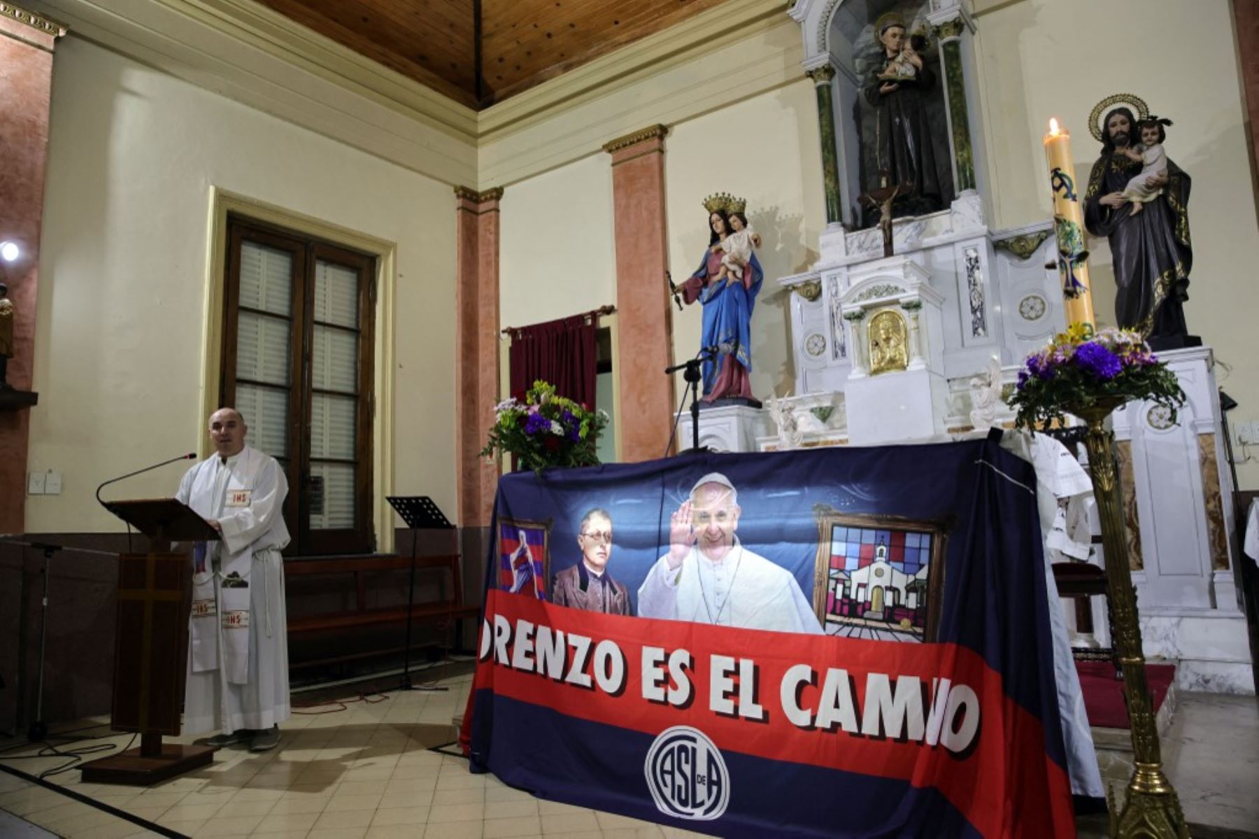 Un sacerdote habla con los hinchas del club de fútbol San Lorenzo de Almagro durante una misa en memoria del difunto Papa Francisco en el Oratorio San Antonio, lugar de fundación del club, en Buenos Aires. El difunto Papa Francisco, Jorge Bergoglio, era hincha y socio número 88235 del club de fútbol argentino San Lorenzo. Foto: AFP