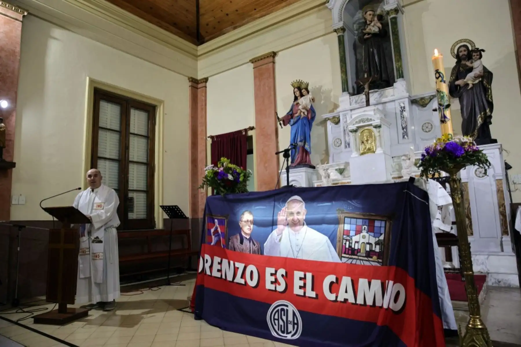 Un sacerdote habla con los hinchas del club de fútbol San Lorenzo de Almagro durante una misa en memoria del difunto Papa Francisco en el Oratorio San Antonio, lugar de fundación del club, en Buenos Aires. El difunto Papa Francisco, Jorge Bergoglio, era hincha y socio número 88235 del club de fútbol argentino San Lorenzo. Foto: AFP