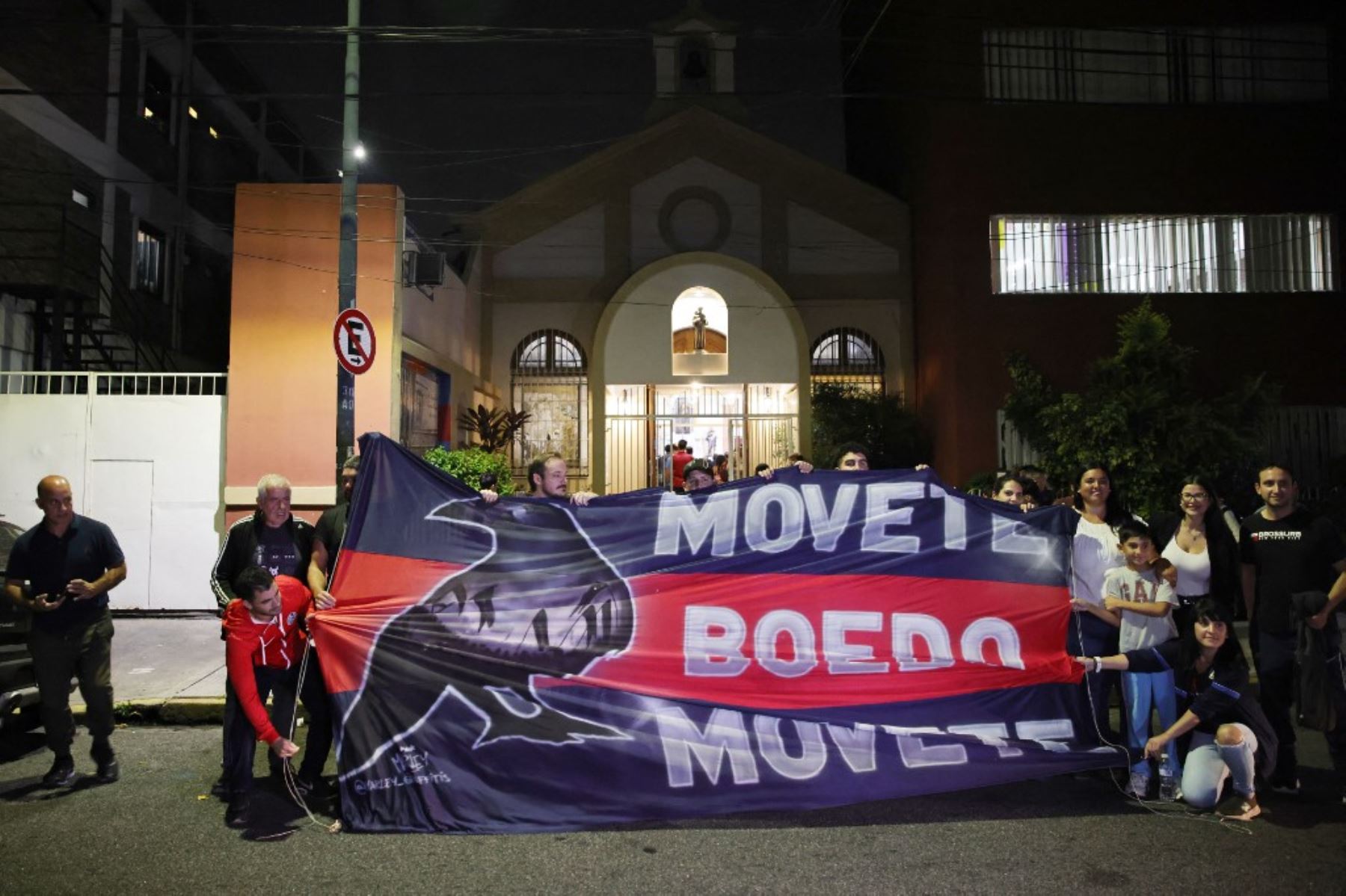 Hinchas del club de fútbol San Lorenzo de Almagro posan para una foto tras una misa en memoria del difunto Papa Francisco en el Oratorio San Antonio, lugar de fundación del club, en Buenos Aires. El difunto Papa Francisco, Jorge Bergoglio, era hincha y socio número 88235 del club de fútbol argentino San Lorenzo. Foto: AFP