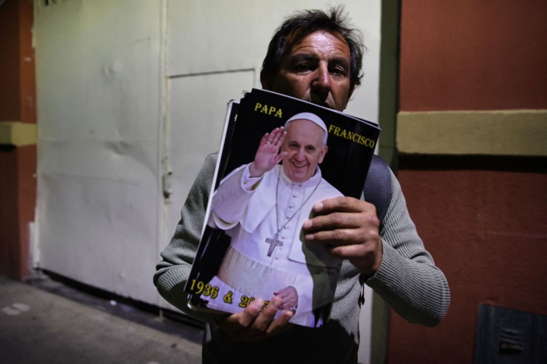 Un hincha del club de fútbol San Lorenzo de Almagro sostiene una imagen del difunto Papa Francisco durante una misa en su memoria en el Oratorio San Antonio, lugar de fundación del club, en Buenos Aires. El difunto Papa Francisco, Jorge Bergoglio, era hincha y socio número 88235 del club de fútbol argentino San Lorenzo. Foto: AFP