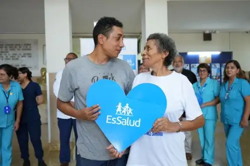 La tecnología empleada permitió una visión ampliada del área comprometida. Se extirparon 35 centímetros de colon y recto, sin necesidad de colocar una bolsa de colostomía, informó EsSalud. Foto: EsSalud.