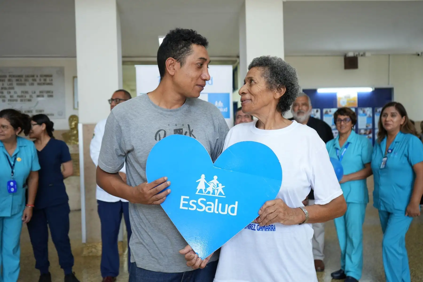 La tecnología empleada permitió una visión ampliada del área comprometida. Se extirparon 35 centímetros de colon y recto, sin necesidad de colocar una bolsa de colostomía, informó EsSalud. Foto: EsSalud.