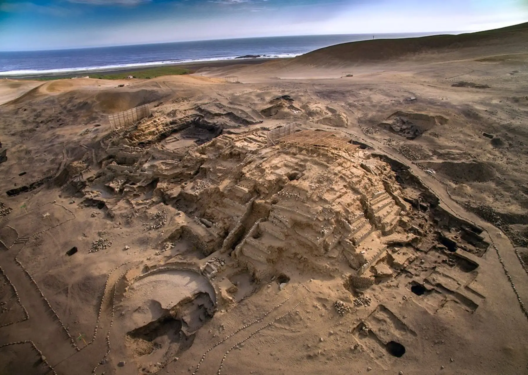 Investigadores de la Zona Arqueológica Caral realizaron un importante hallazgo al descubrir un ajuar funerario completo de una dama de la élite de Caral en el edificio Huaca de Los Ídolos del sitio arqueológico de Áspero, ubicado en la provincia limeña de Barranca.
