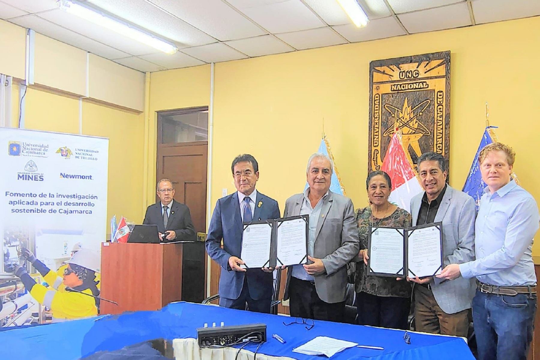 Newmont Yanacocha destacó el convenio suscrito entre la Universidad Nacional de Cajamarca , la Universidad Nacional de Trujillo y la Escuela de Minas de Colorado de EEUU, para desarrollar investigaciones que brinden soluciones prácticas y sustentables a los problemas de gestión del agua