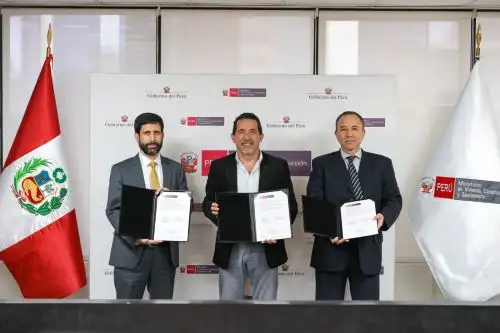Firma del Convenio entre funcionarios del Ministerio de Vivienda, Construcción y Saneamiento, con la Minera Las Bambas para beneficiar a 116,000 personas de las regiones de Cusco y Apurímac.ANDINA/Difusión