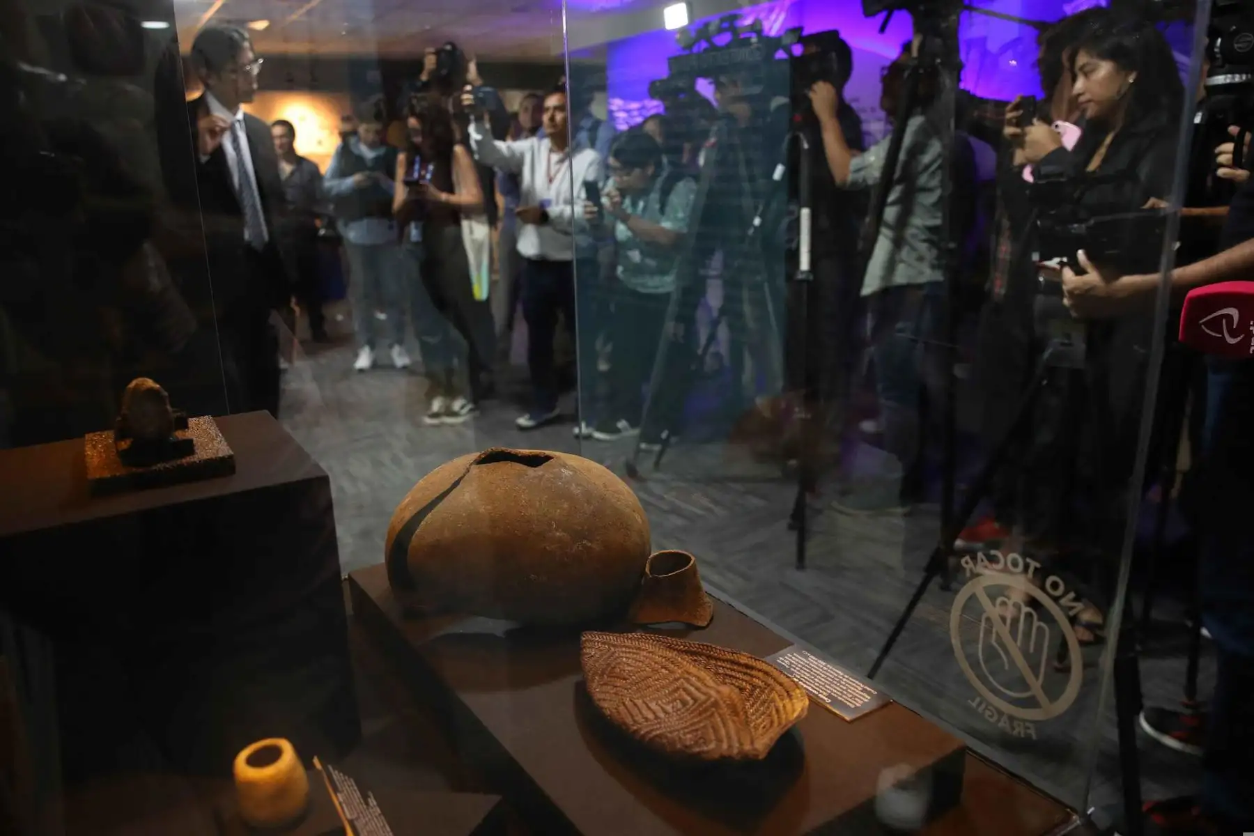 Fotografía de los objetos hallados en el fardo del enterramiento de una mujer este jueves, en Lima (Perú). Un grupo de arqueólogos peruanos descubrió entre los restos de la civilización Caral, la más antigua de América, el enterramiento de una mujer de alto estatus, datado entre el 3.000 y el 1.800 a.C., que conserva en buen estado su cuerpo rodeado de numerosas ofrendas, algunas de ellas llegadas de la Amazonía. EFE