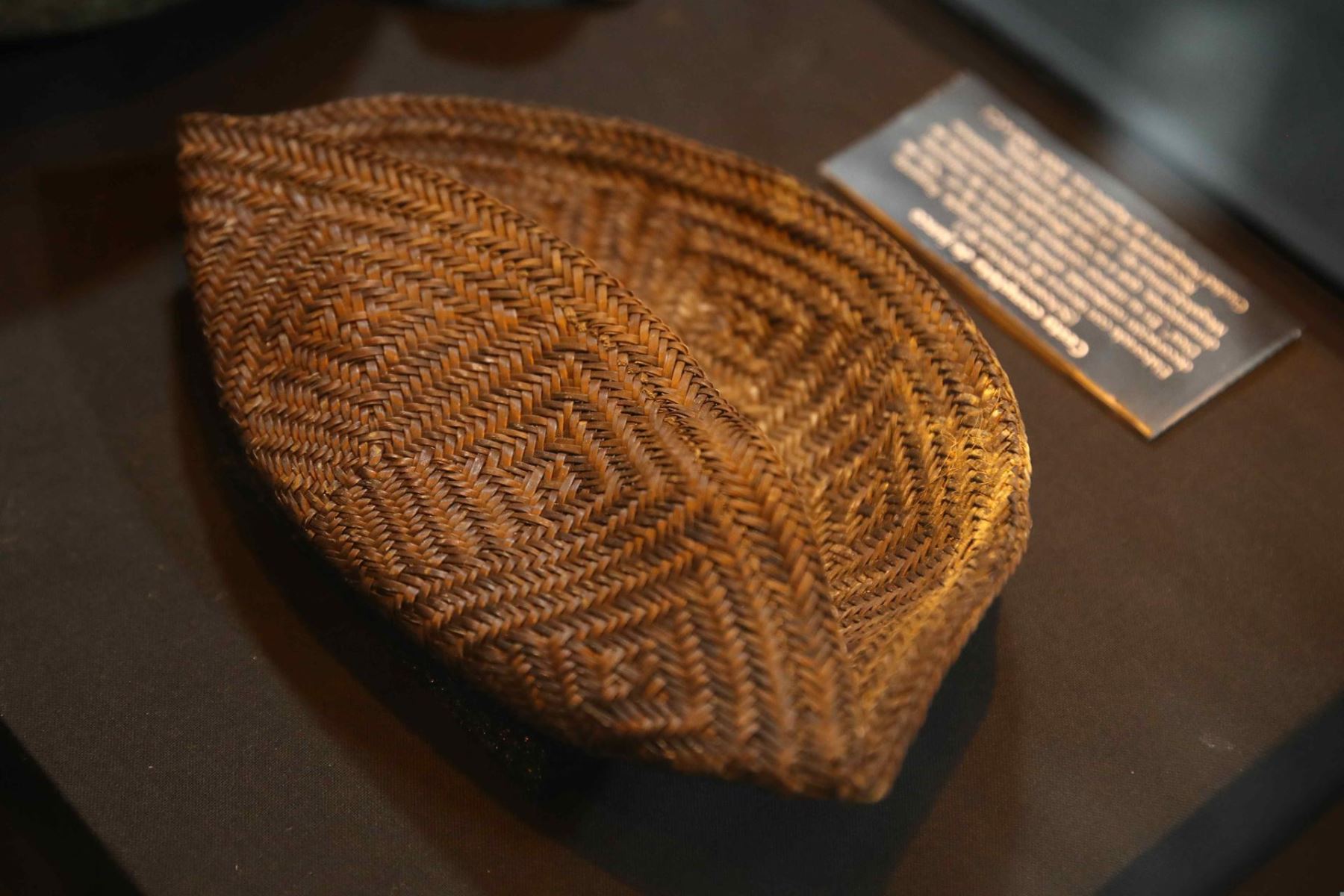 Una cesta tejida de junco, es exhibida como parte de uno de los objetos hallados en el fardo del enterramiento de una mujer este jueves, en Lima (Perú). Un grupo de arqueólogos peruanos descubrió entre los restos de la civilización Caral, la más antigua de América, el enterramiento de una mujer de alto estatus, datado entre el 3.000 y el 1.800 a.C., que conserva en buen estado su cuerpo rodeado de numerosas ofrendas, algunas de ellas llegadas de la Amazonía. EFE