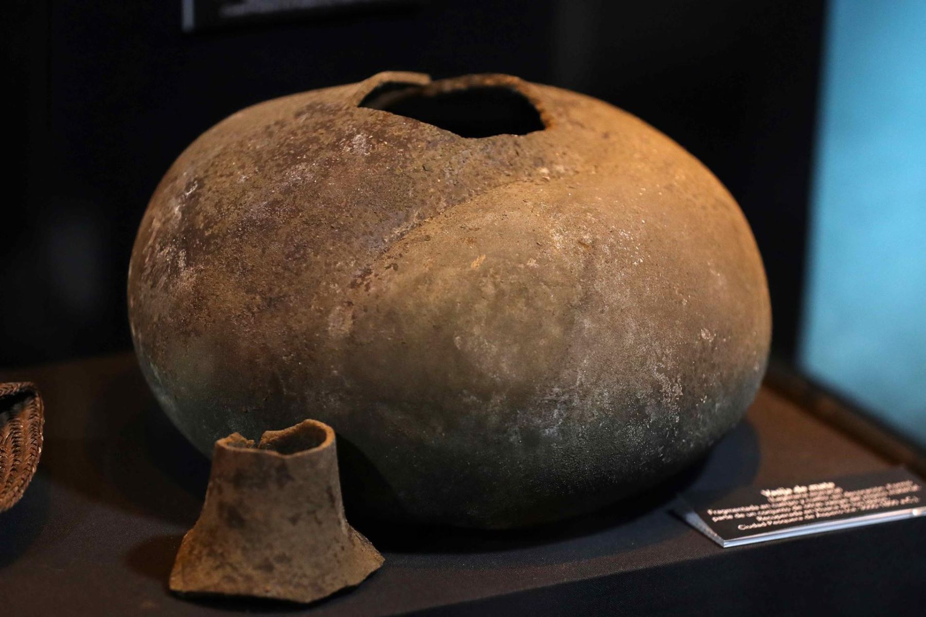 Un vasija de cerámica, es exhibida como parte de uno de los objetos hallados en el fardo del enterramiento de una mujer este jueves, en Lima (Perú). Un grupo de arqueólogos peruanos descubrió entre los restos de la civilización Caral, la más antigua de América, el enterramiento de una mujer de alto estatus, datado entre el 3.000 y el 1.800 a.C., que conserva en buen estado su cuerpo rodeado de numerosas ofrendas, algunas de ellas llegadas de la Amazonía. EFE