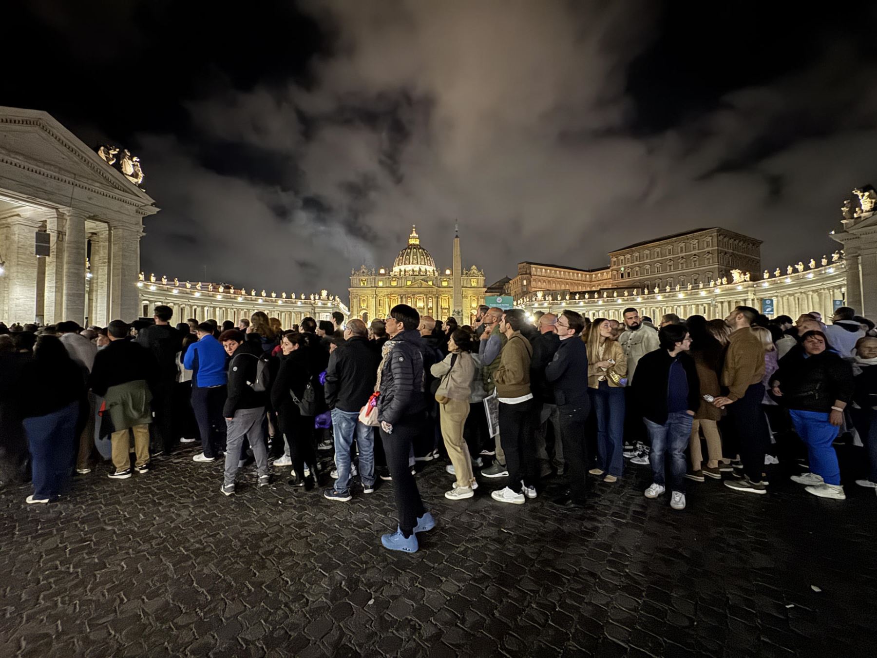 La fila formada por miles de personas que acuden a la basílica de San Pedro para dar el último adiós al papa Francisco ha superado la medianoche en Roma, en el primero de los tres días de exposición del féretro antes del funeral del sábado. EFE