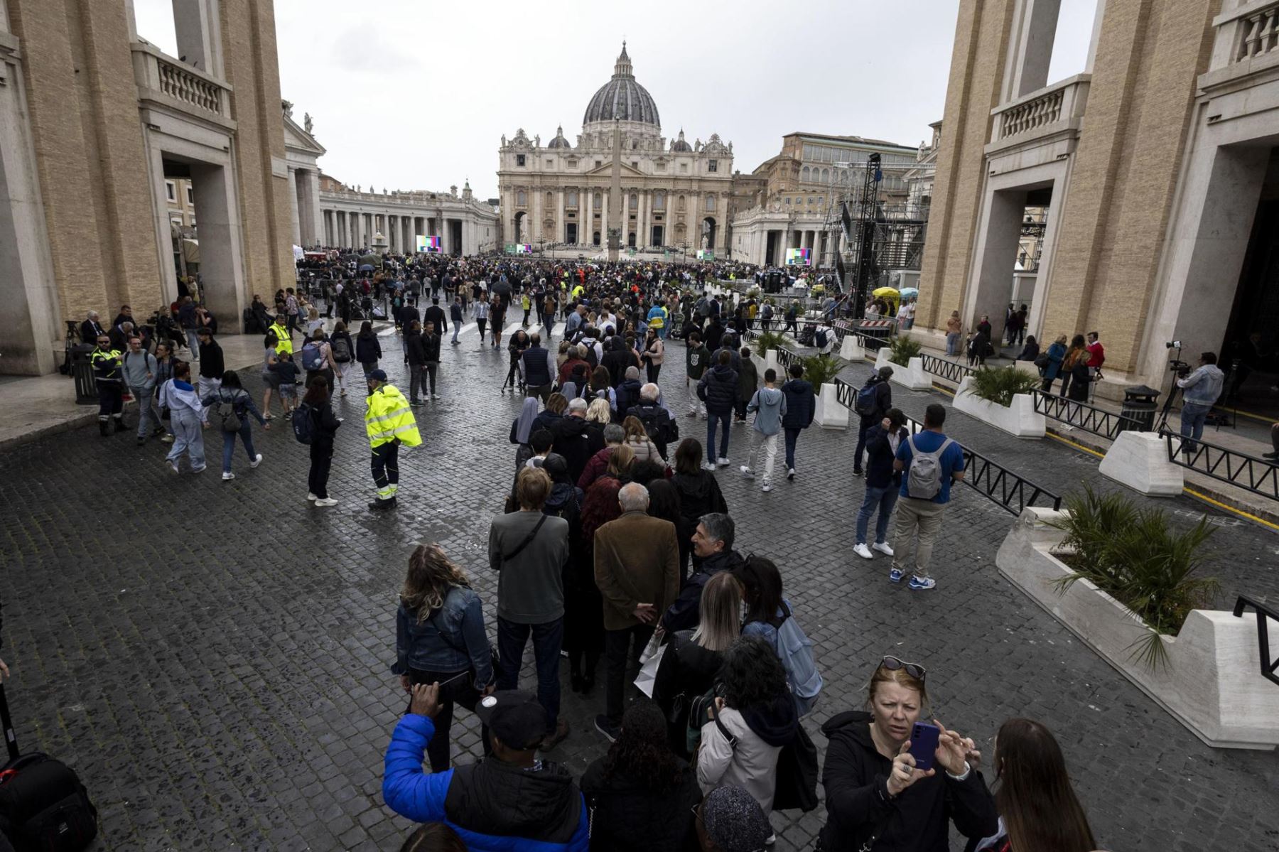 La gente hace fila para entrar en la Basílica de San Pedro y rendir homenaje al difunto Papa Francisco, que yace en la Basílica de San Pedro, en la Ciudad del Vaticano, este jueves. Los fieles y simpatizantes podrán rendir homenaje al Papa Francisco, fallecido el 21 de abril de 2025 a los 88 años, hasta su funeral el 26 de abril en la plaza frente a la basílica.-EFE