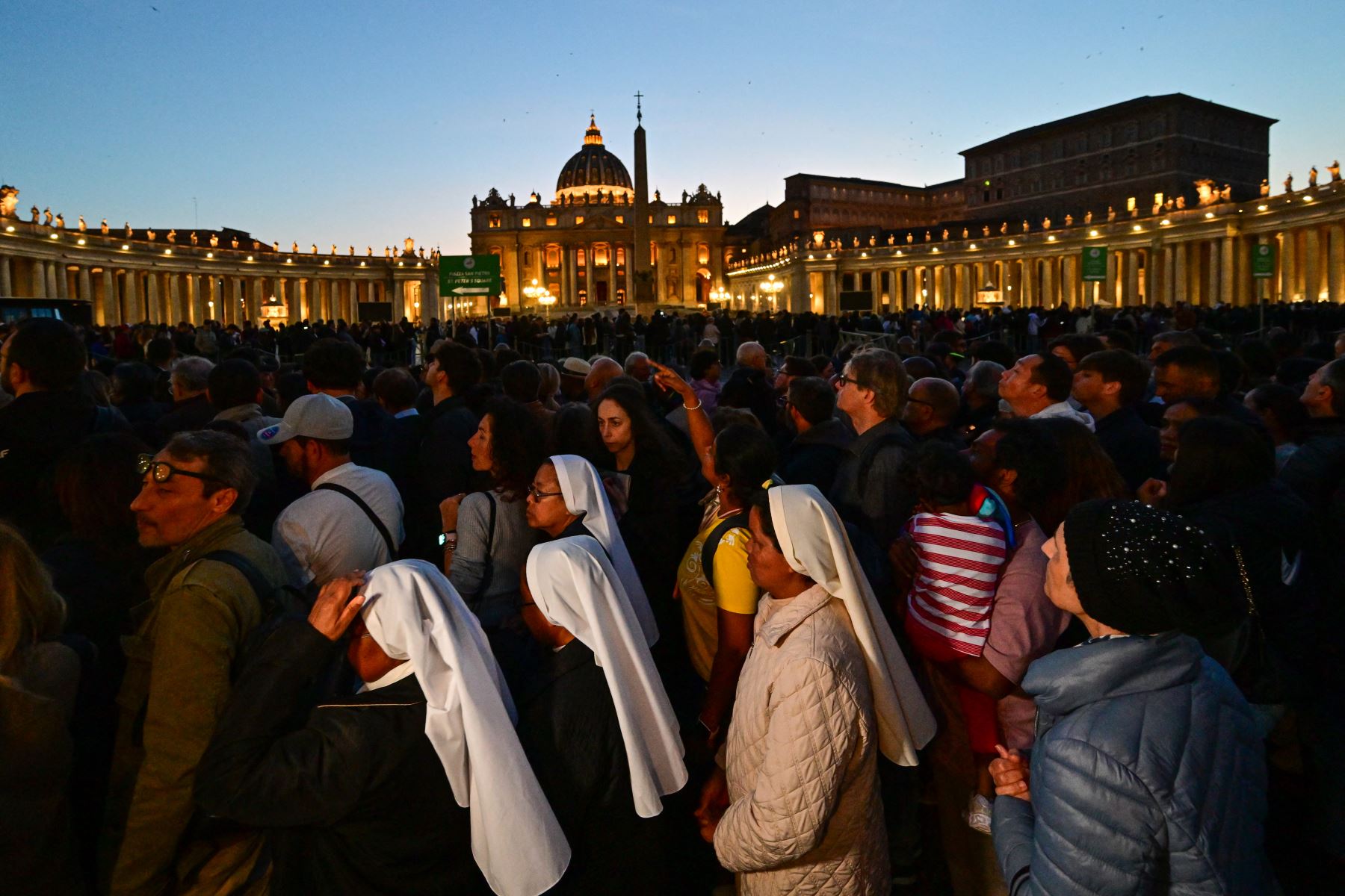 La gente hace cola para presentar sus respetos al difunto Papa Francisco mientras su cuerpo yace en capilla ardiente, afuera de la Basílica de San Pedro, vista al fondo en el Vaticano, el 23 de abril de 2025. Decenas de miles de dolientes comenzaron a dar su último adiós al Papa Francisco en la Basílica de San Pedro el miércoles, mientras el cuerpo del difunto pontífice argentino comenzaba tres días de velatorio. Foto: AFP