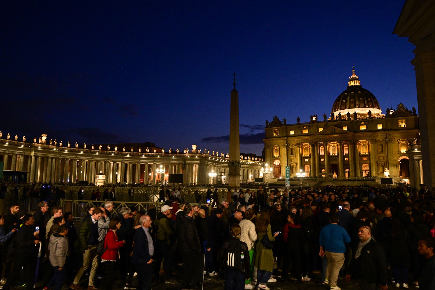La gente hace cola para entrar en la Basílica de San Pedro del Vaticano al fondo y presentar sus respetos al difunto Papa Francisco, quien yace en capilla ardiente en Roma el 24 de abril de 2025. El Vaticano dijo el 24 de abril que unas 61.000 personas ya habían presentado sus respetos al Papa Francisco, cuyo cuerpo yace en capilla ardiente en la Basílica de San Pedro antes de su funeral. AFP