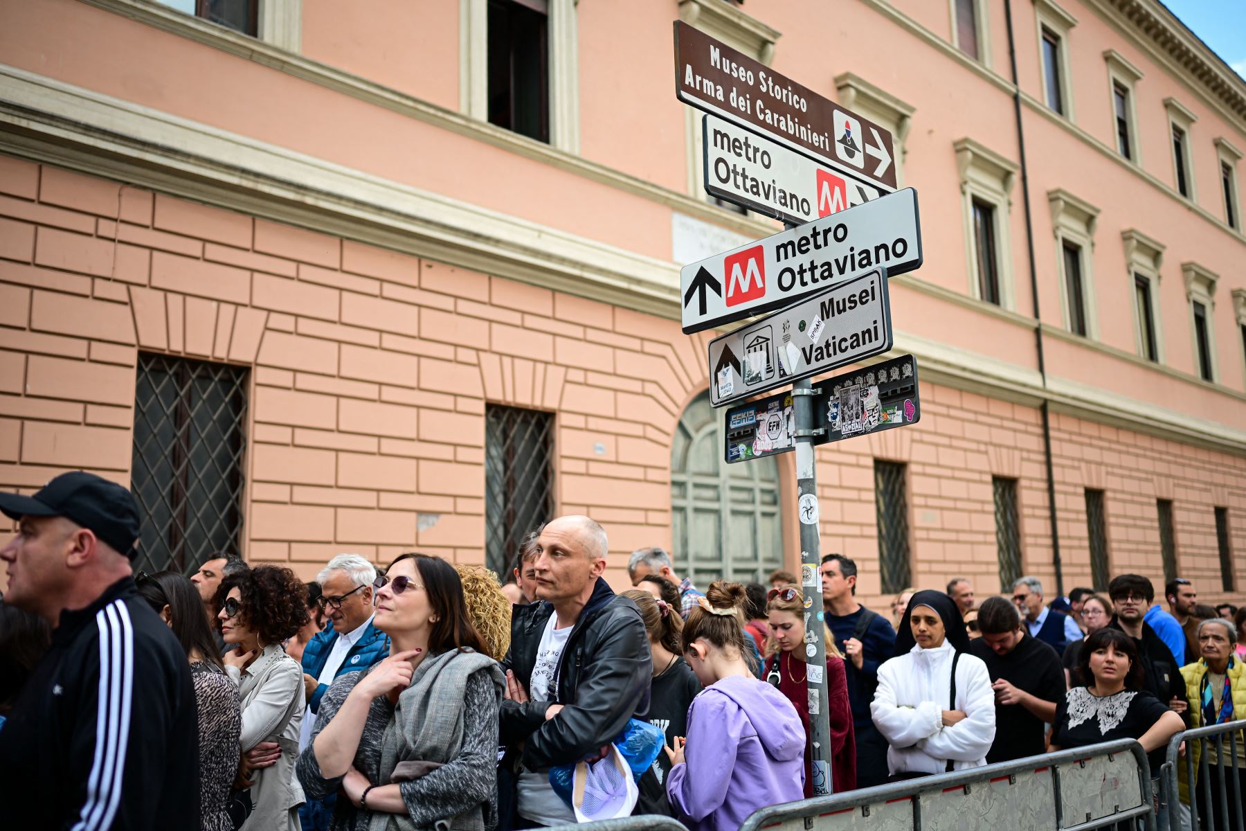 Los dolientes y visitantes hacen fila para presentar sus respetos al difunto Papa Francisco, quien yace en capilla ardiente en la Basílica de San Pedro, afuera del Vaticano en Roma, el 24 de abril de 2025. El Vaticano dijo el 24 de abril que unas 61.000 personas ya habían presentado sus respetos al Papa Francisco, cuyo cuerpo yace en capilla ardiente en la Basílica de San Pedro antes de su funeral. AFP