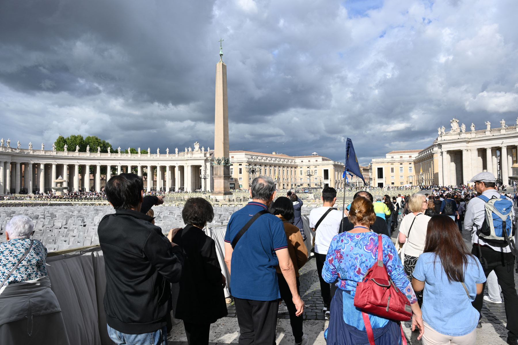 Los dolientes y visitantes hacen cola afuera de la Basílica de San Pedro para presentar sus respetos al difunto Papa Francisco mientras yace en un ataúd, en el Vaticano, el 24 de abril de 2025. El Vaticano dijo el 24 de abril que unas 61.000 personas ya habían presentado sus respetos al Papa Francisco, cuyo cuerpo yace en estado en la Basílica de San Pedro antes de su funeral. AFP