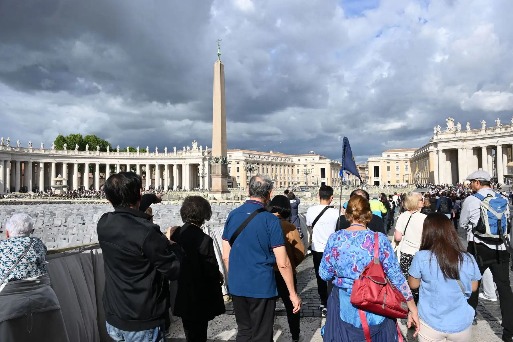 Los dolientes y visitantes hacen cola afuera de la Basílica de San Pedro para presentar sus respetos al difunto Papa Francisco mientras yace en un ataúd, en el Vaticano, el 24 de abril de 2025. El Vaticano dijo el 24 de abril que unas 61.000 personas ya habían presentado sus respetos al Papa Francisco, cuyo cuerpo yace en estado en la Basílica de San Pedro antes de su funeral. AFP