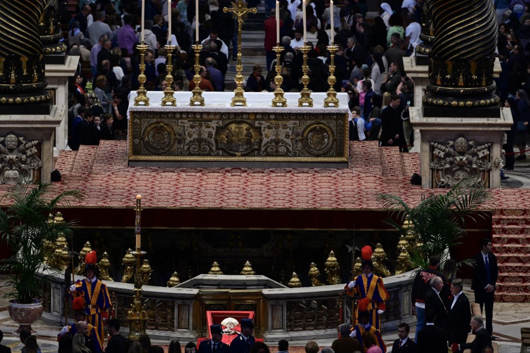 Vista general de las personas en la fila para rendir homenaje al difunto Papa Francisco, quien yace en un ataúd dentro de la Basílica de San Pedro en el Vaticano. Foto: AFP