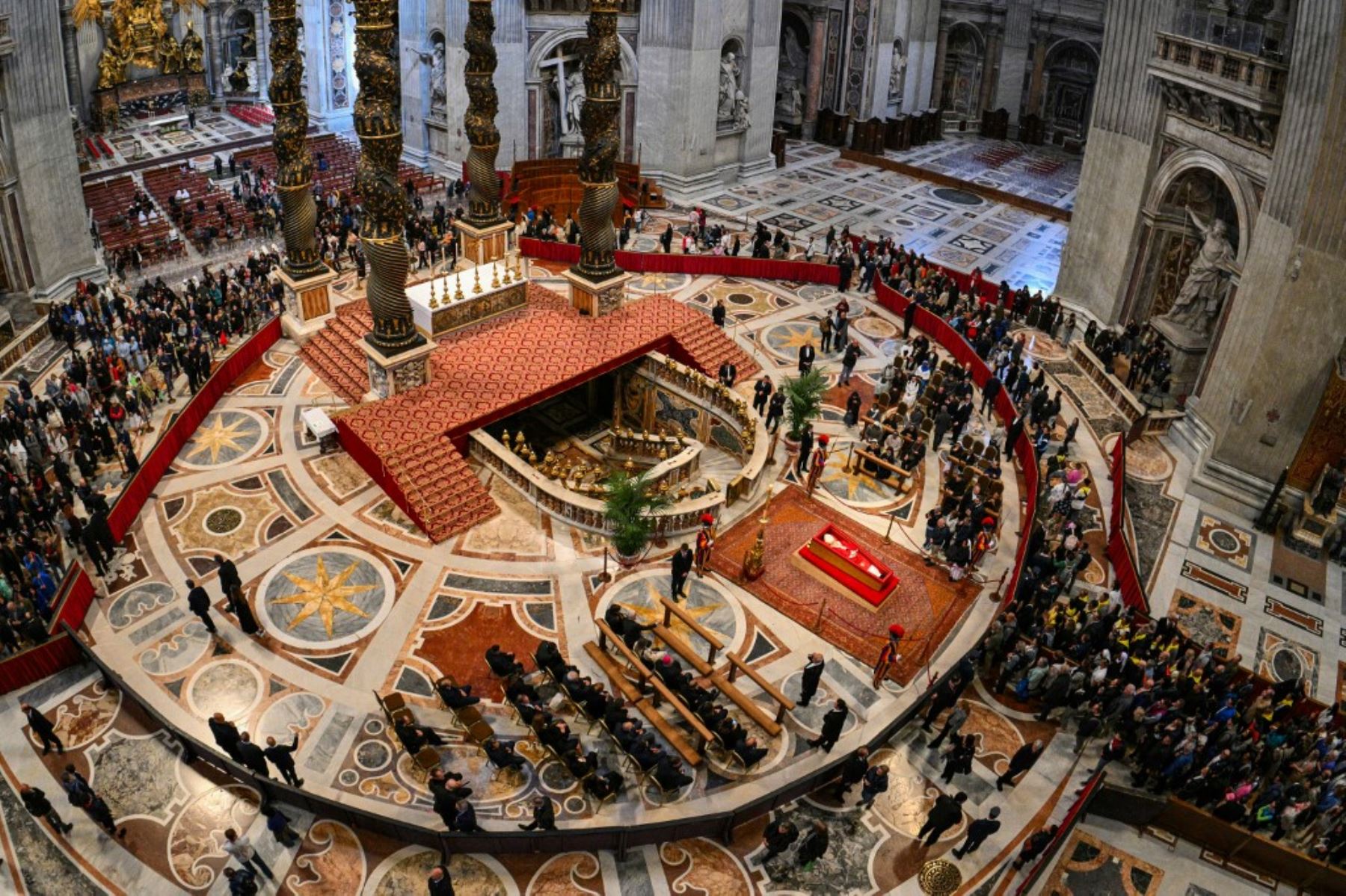 Vista general de las personas en la fila para rendir homenaje al difunto Papa Francisco, quien yace en un ataúd dentro de la Basílica de San Pedro en el Vaticano. Foto: AFP