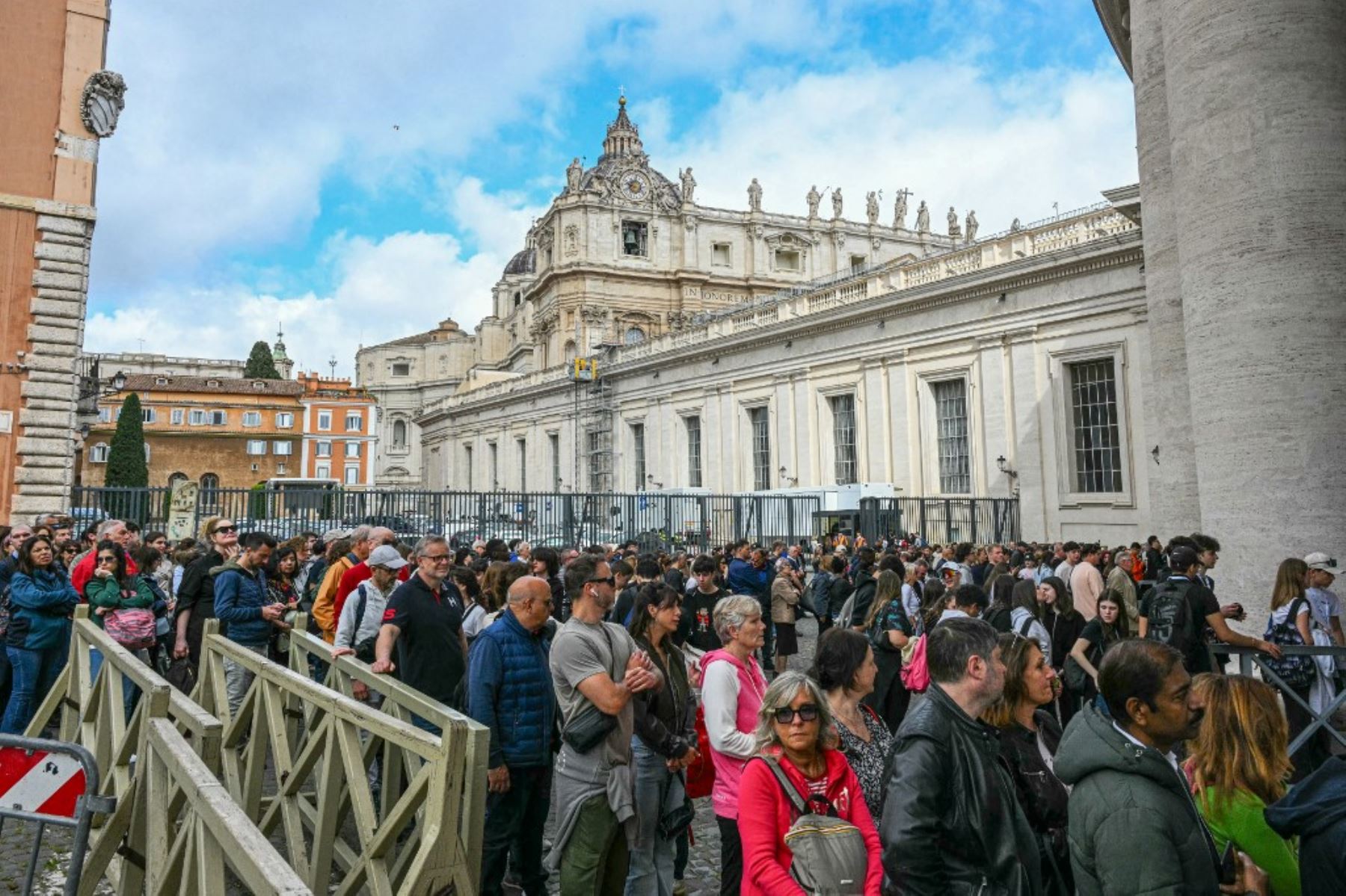 La gente hace fila para pasar los controles de seguridad para entrar en la Plaza de San Pedro y rendir homenaje al difunto papa Francisco en la Basílica de San Pedro del Vaticano en Roma. Foto: AFP