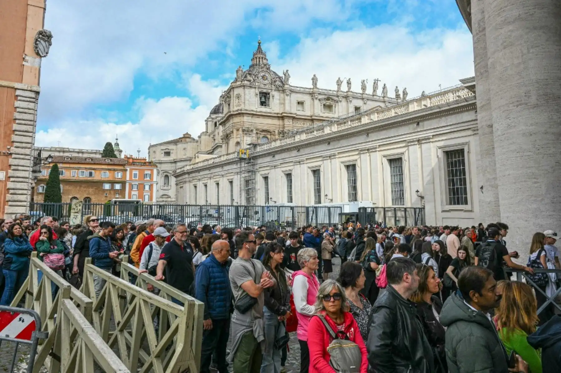 La gente hace fila para pasar los controles de seguridad para entrar en la Plaza de San Pedro y rendir homenaje al difunto papa Francisco en la Basílica de San Pedro del Vaticano en Roma. Foto: AFP