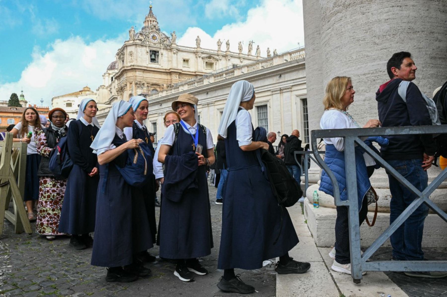La gente hace fila para pasar los controles de seguridad para entrar en la Plaza de San Pedro y rendir homenaje al difunto papa Francisco en la Basílica de San Pedro del Vaticano en Roma. Foto: AFP