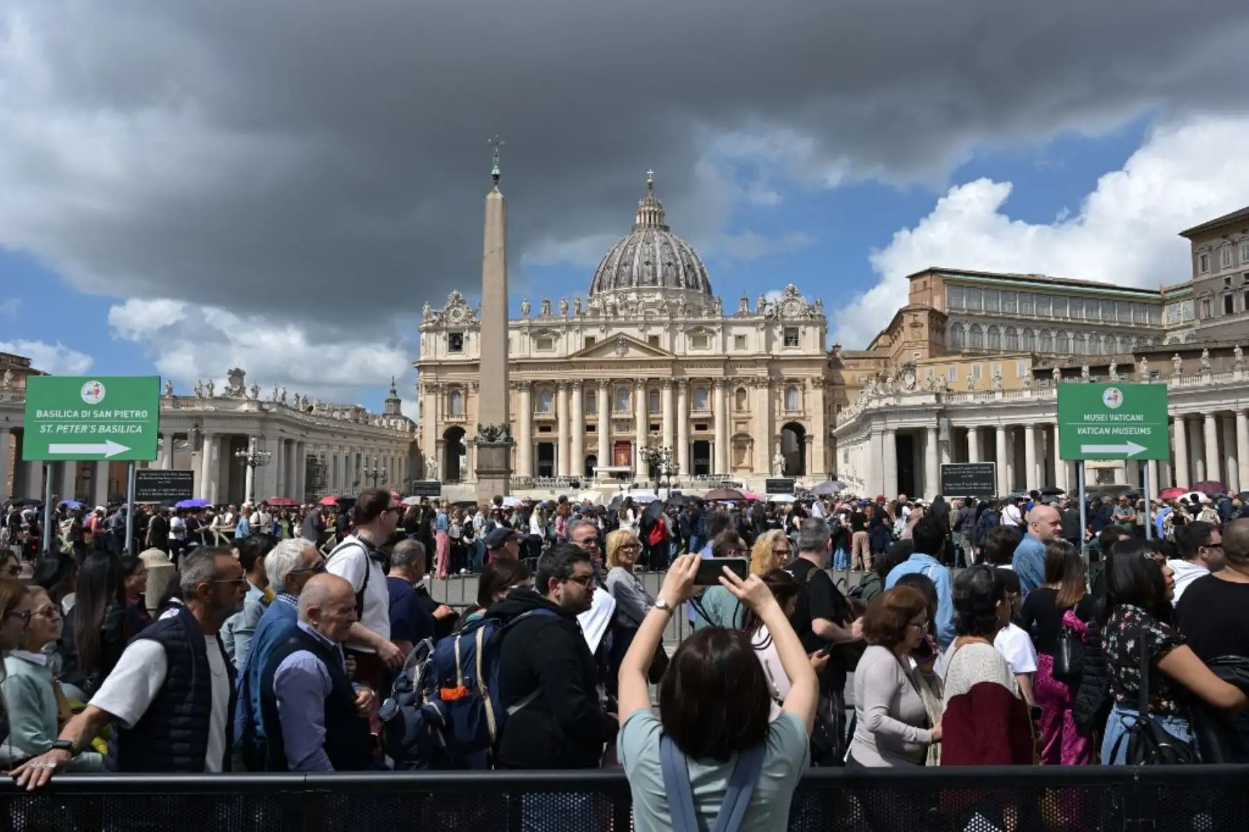 La gente hace fila para pasar los controles de seguridad para entrar en la Plaza de San Pedro y rendir homenaje al difunto papa Francisco en la Basílica de San Pedro del Vaticano en Roma. Foto: AFP