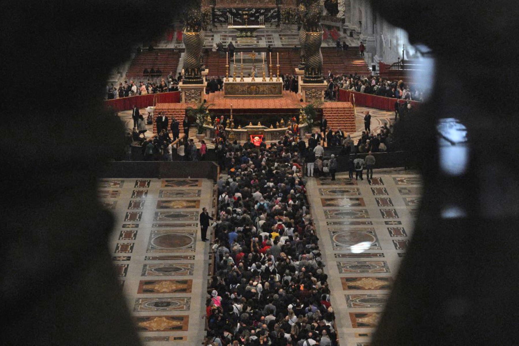Vista general de las personas en la fila para rendir homenaje al difunto Papa Francisco, quien yace en un ataúd dentro de la Basílica de San Pedro en el Vaticano. Foto: AFP