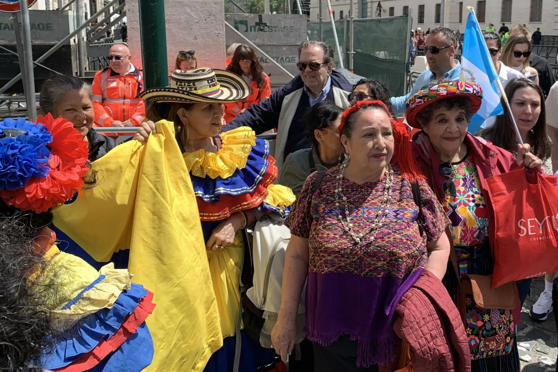 Trajes y banderas latinoamericanas copan el adiós a al papa: "Era uno de los nuestros".