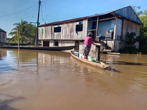 Lluvias intensas y el desborde del río Marañón inundan diversas comunidades del distrito de Parinari, en la provincia y región Loreto. A pesar de la emergencia, los escolares reciben clases en canoas. ANDINA/Difusión