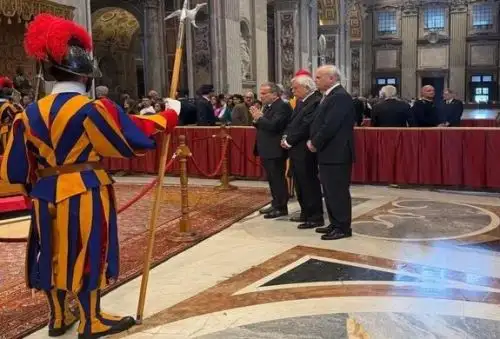 Canciller Elmer Schialer presentó los honores de Perú ante el féretro del papa Francisco.