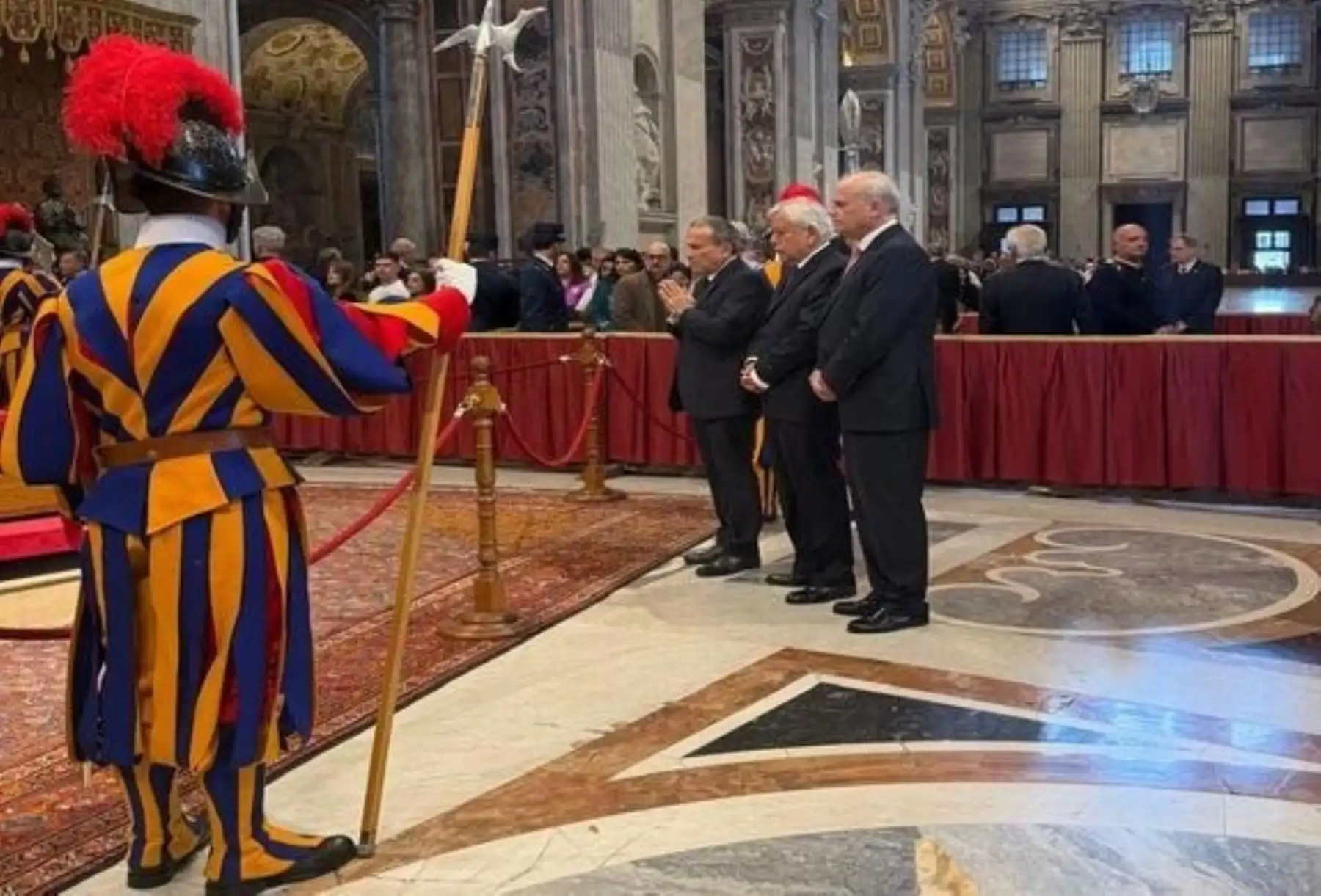 Canciller Elmer Schialer presentó los honores de Perú ante el féretro del papa Francisco.