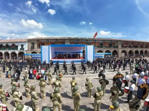 Diversas instituciones participaron del apoteósico desfile cívico - militar que se realizó por el 485° aniversario de la fundación española de la ciudad de Huamanga, en Ayacucho. ANDINA/Difusión