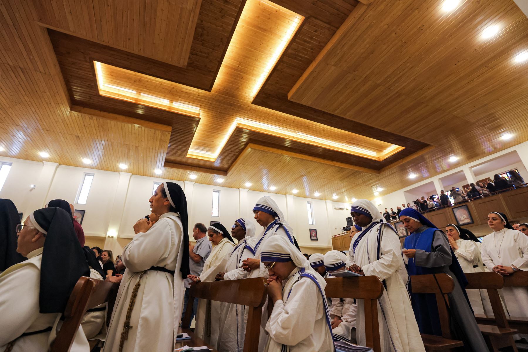 Monjas cristianas rezan durante una misa en memoria del difunto Papa Francisco en la Iglesia Católica Caldea de San José (Mar Youssef) en el distrito de Karrada de Bagdad. Foto: AFP