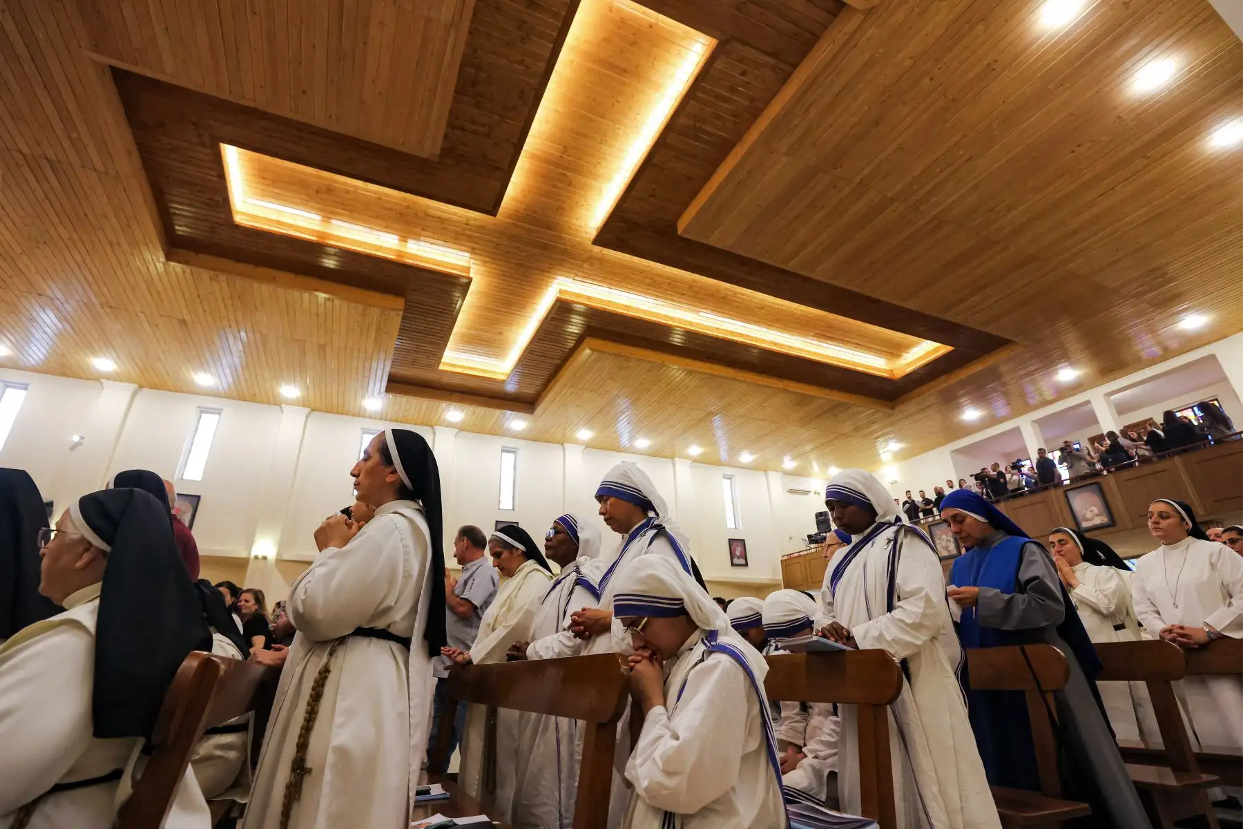 Monjas cristianas rezan durante una misa en memoria del difunto Papa Francisco en la Iglesia Católica Caldea de San José (Mar Youssef) en el distrito de Karrada de Bagdad. Foto: AFP