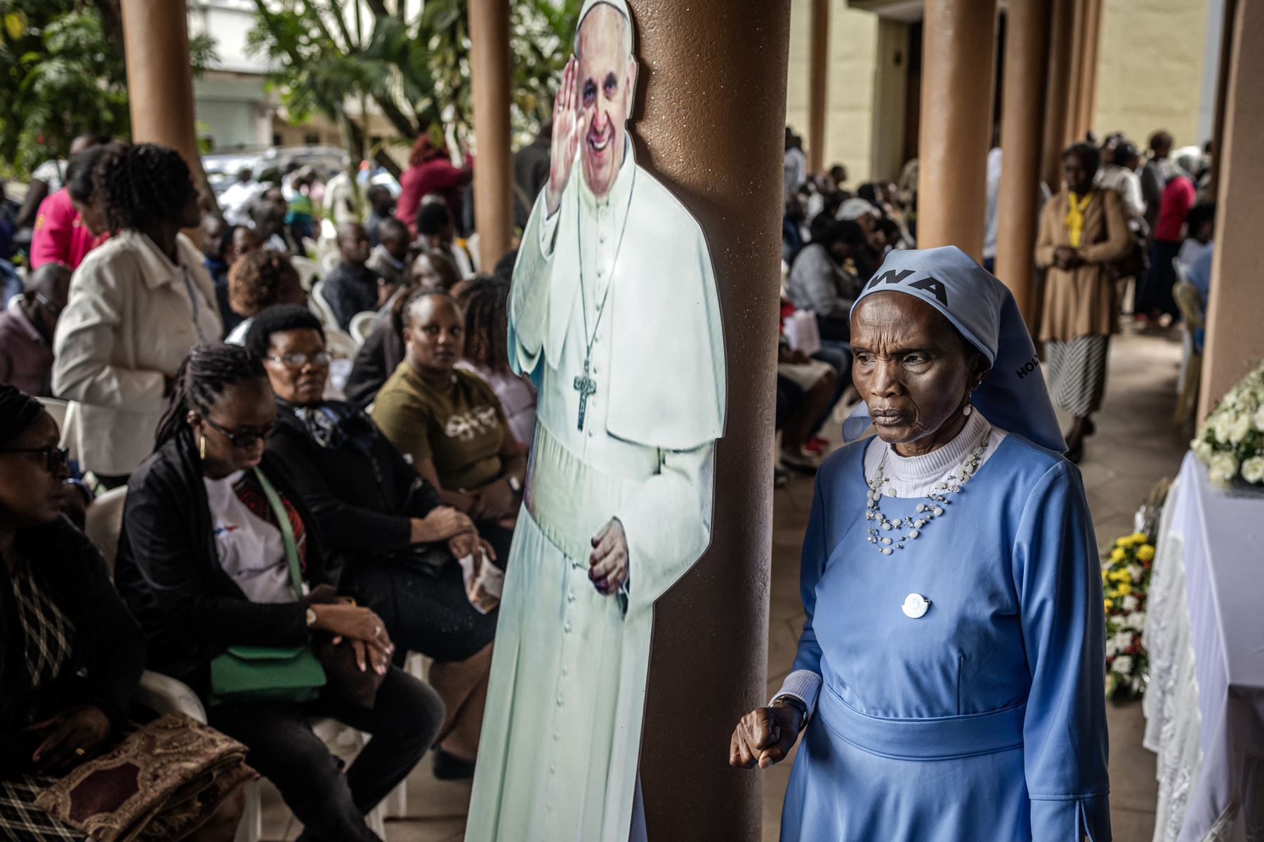 Un católico pasa junto a una figura de tamaño natural del Papa Francisco mientras la gente se reúne para asistir a una Misa de Réquiem en su honor, celebrada antes de su funeral en la Basílica de la Sagrada Familia en Nairobi. AFP