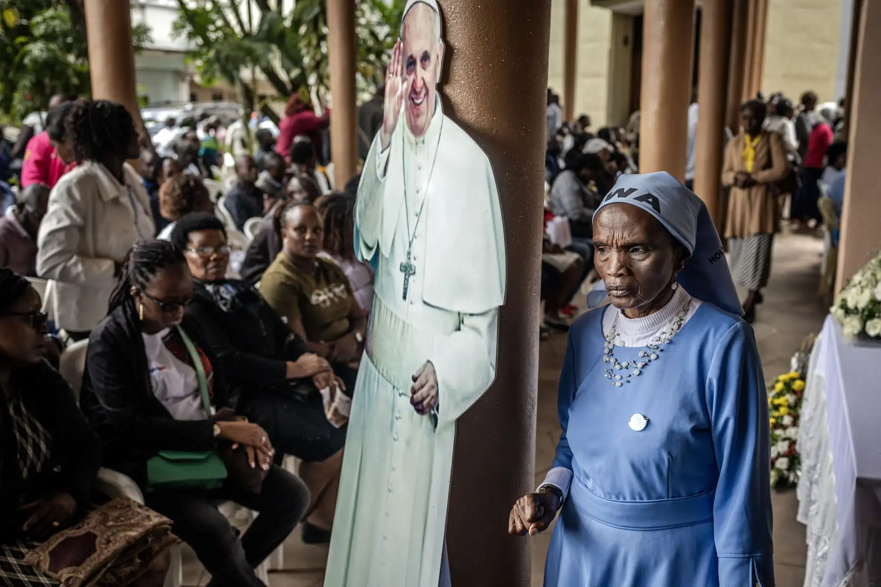 Un católico pasa junto a una figura de tamaño natural del Papa Francisco mientras la gente se reúne para asistir a una Misa de Réquiem en su honor, celebrada antes de su funeral en la Basílica de la Sagrada Familia en Nairobi. AFP