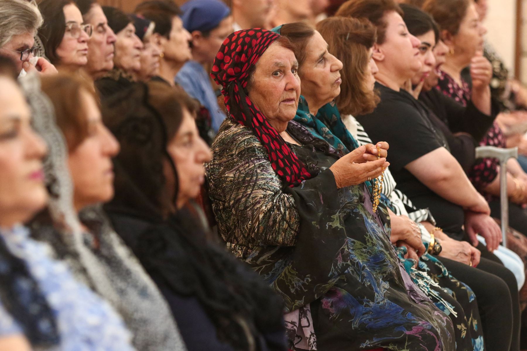 La gente asiste a una misa en memoria del difunto Papa Francisco en la Iglesia Católica Caldea de San José en Arbil, la capital de la región autónoma kurda del norte de Irak. AFP