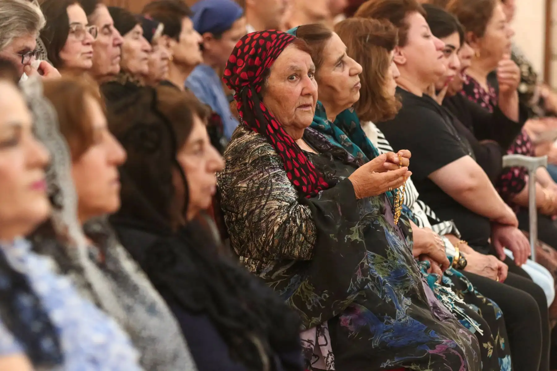 La gente asiste a una misa en memoria del difunto Papa Francisco en la Iglesia Católica Caldea de San José en Arbil, la capital de la región autónoma kurda del norte de Irak. AFP