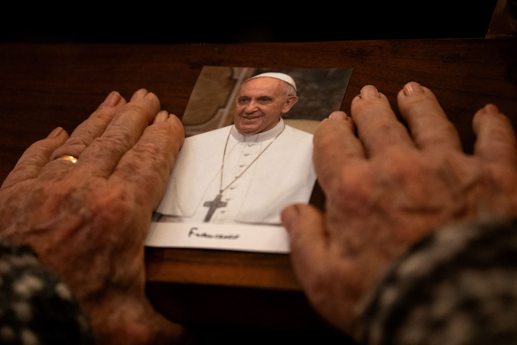 Un fiel sostiene una fotografía del Papa Francisco durante una misa solemne por el difunto Papa en la víspera de su funeral, en la Santa Catedral Católica de San Denis el Areopagita, en Atenas. AFP