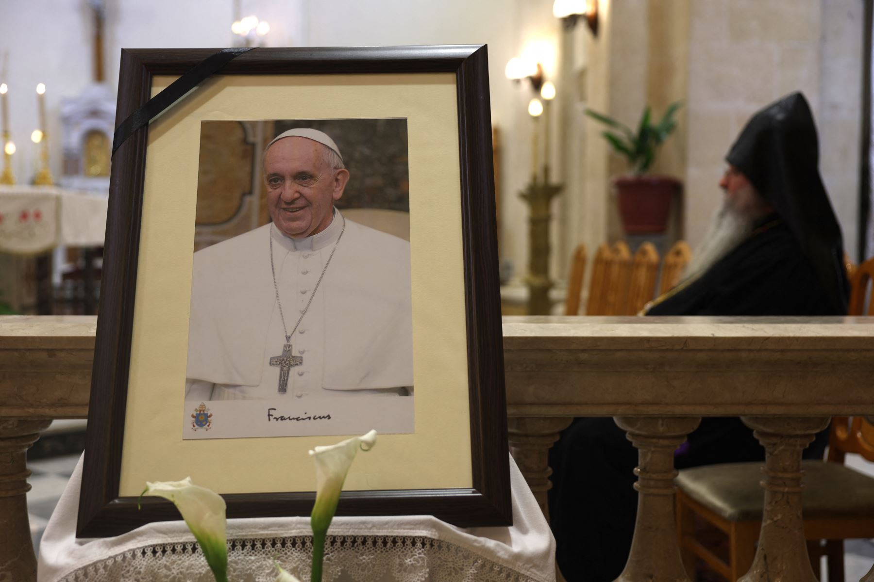 Un sacerdote asiste a una misa en memoria del difunto Papa Francisco en la iglesia latina de Alepo. AFP