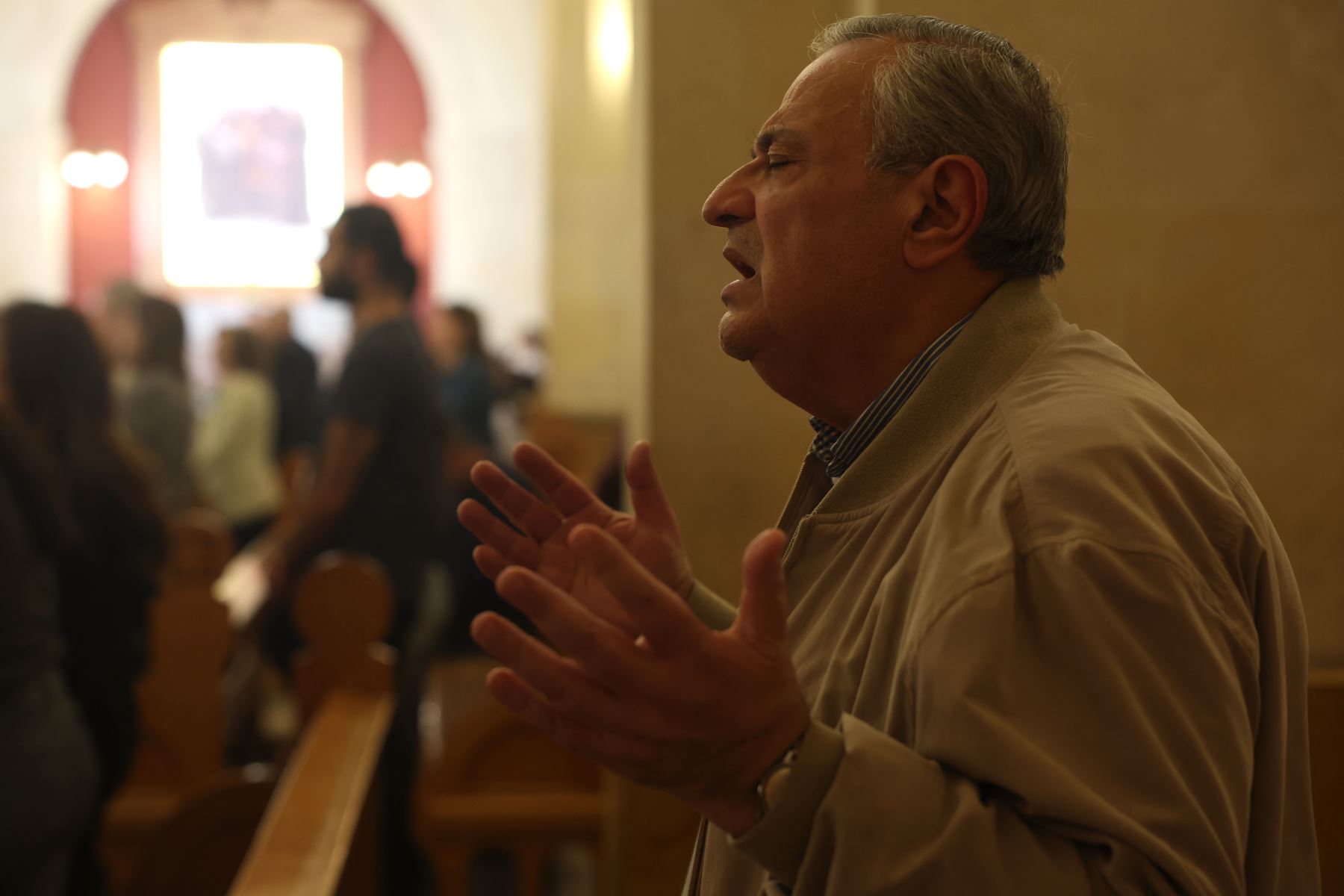 Un hombre asiste a una misa en memoria del difunto Papa Francisco en la iglesia latina de Alepo. AFP