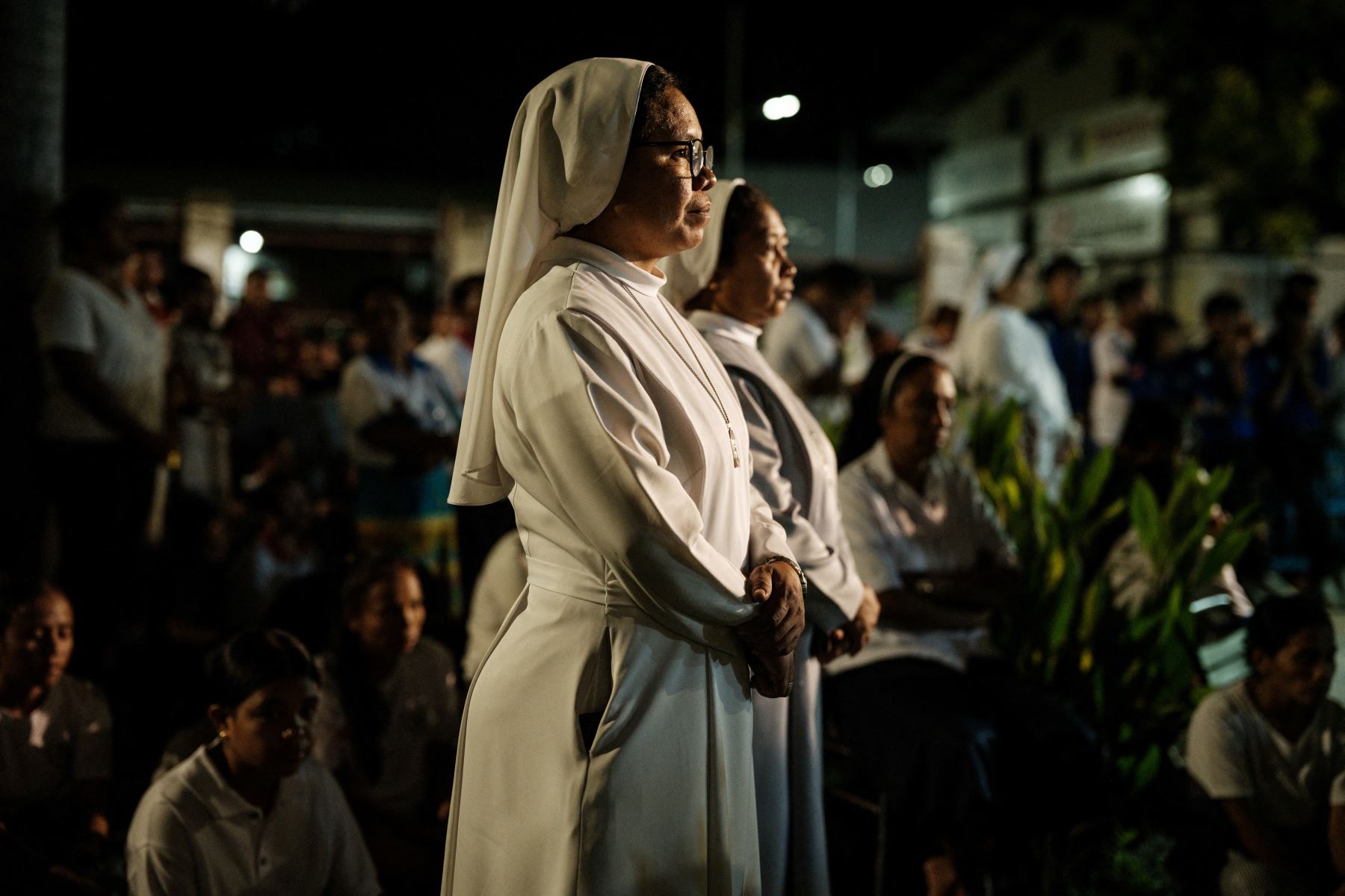 Monjas católicas asisten a una misa en memoria del Papa Francisco al pie de la estatua de la Virgen María en Largo de Lecidere en Dili, Timor Oriental. AFP